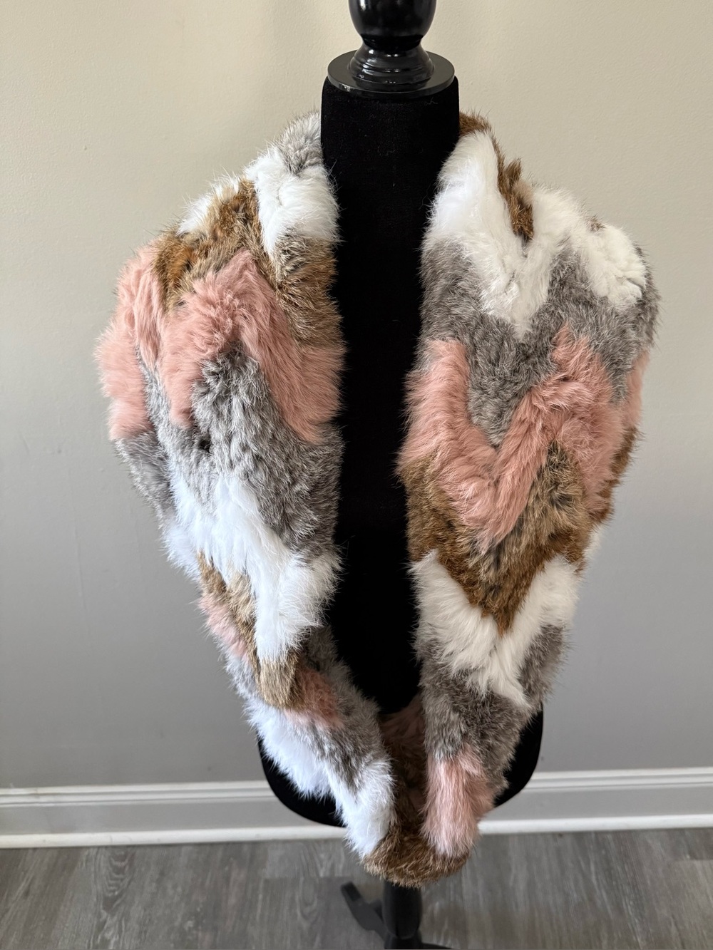 Jocelyn Women’s Real Rabbit Fur Infinity Scarf Petal Multi Chevron Color. NWT!